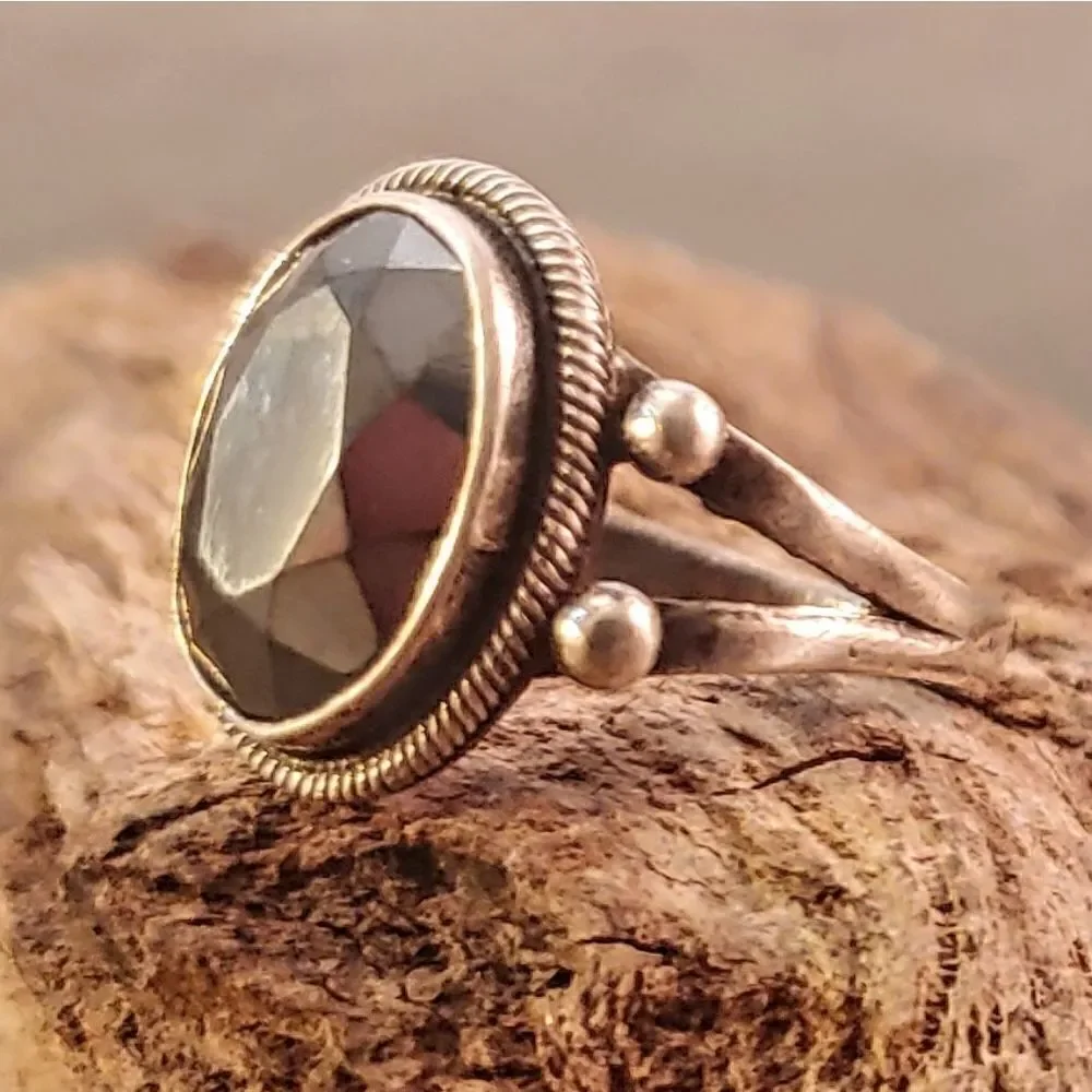 Vintage Black Faceted Spinal Oval Bezel Set Ring